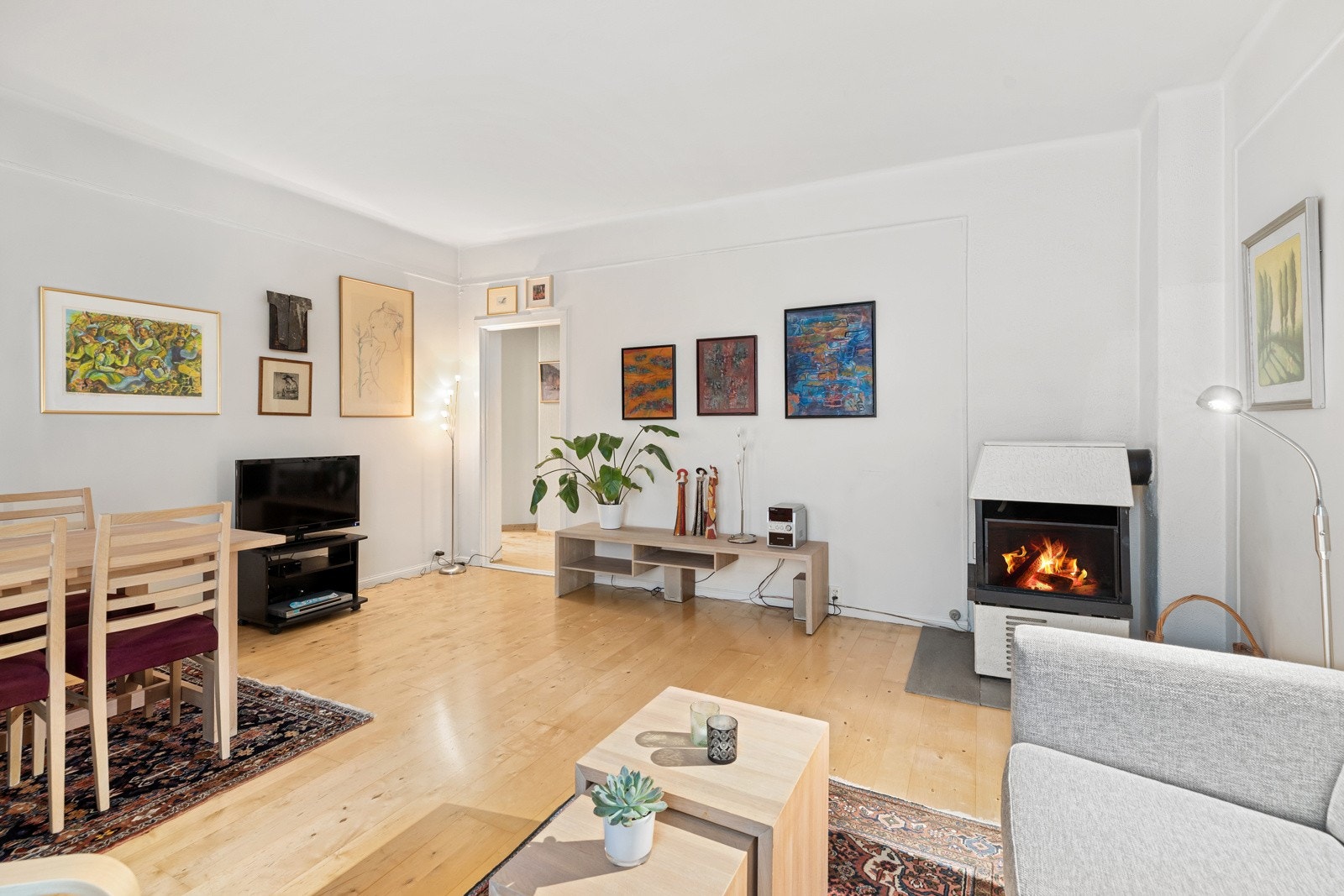 Stuen er romslig med god plass Galleribilde