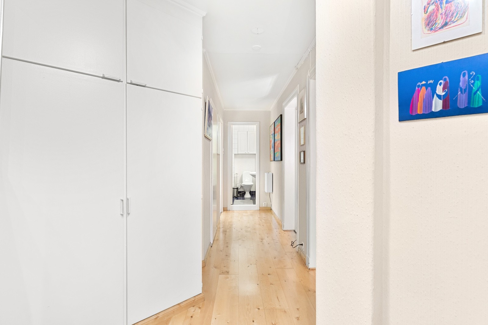 Garderobeplass i gangen Galleribilde