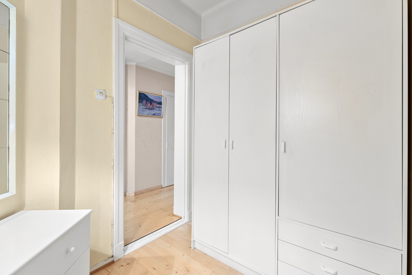 Foran soverommet finner du en mellomgang med plass til garderobe Galleribilde
