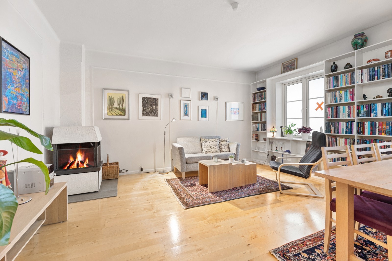 Lys og romslig 3-roms leilighet i 3. etasje med balkong og peis Galleribilde