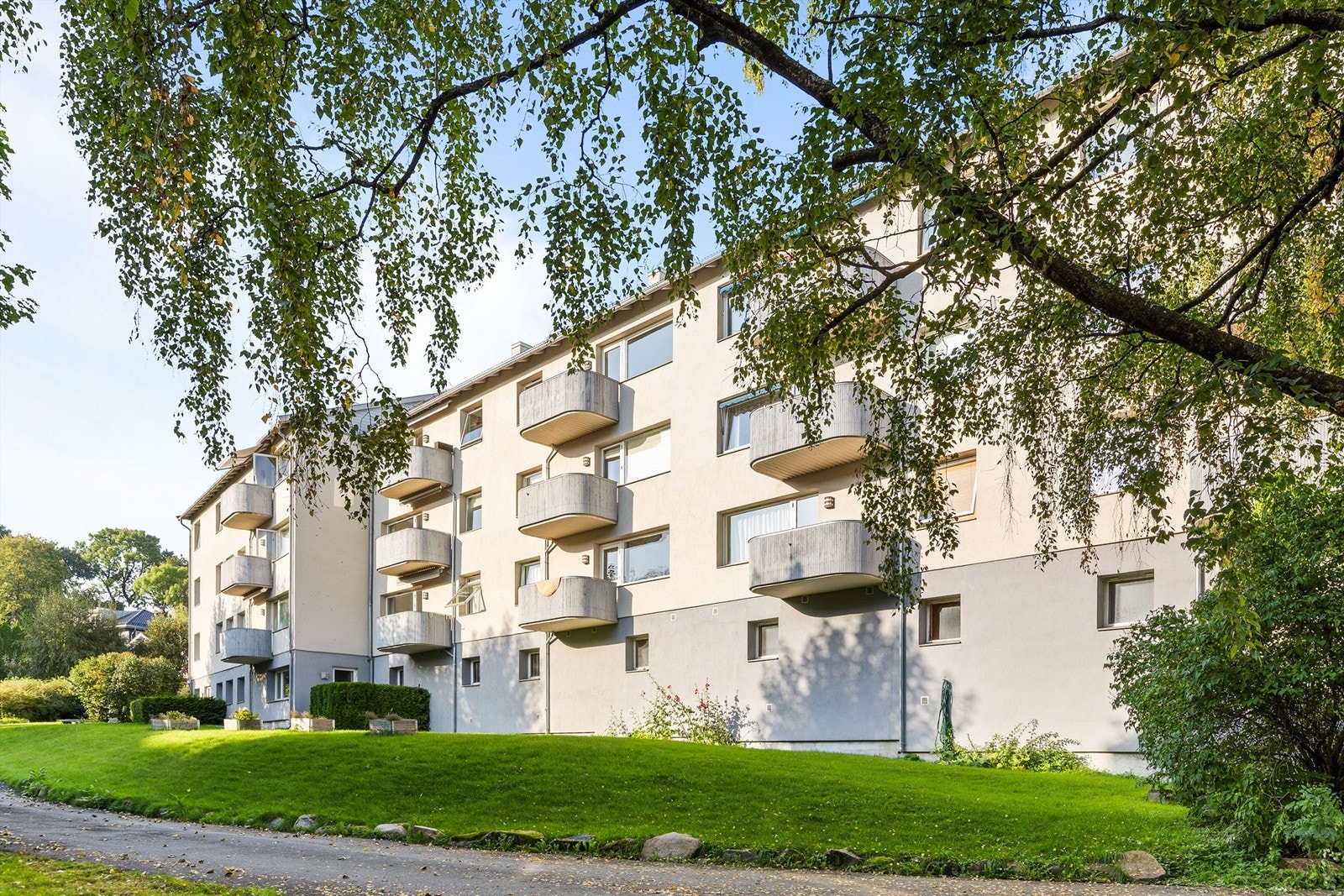 Pent og representabelt inngangsparti. Galleribilde
