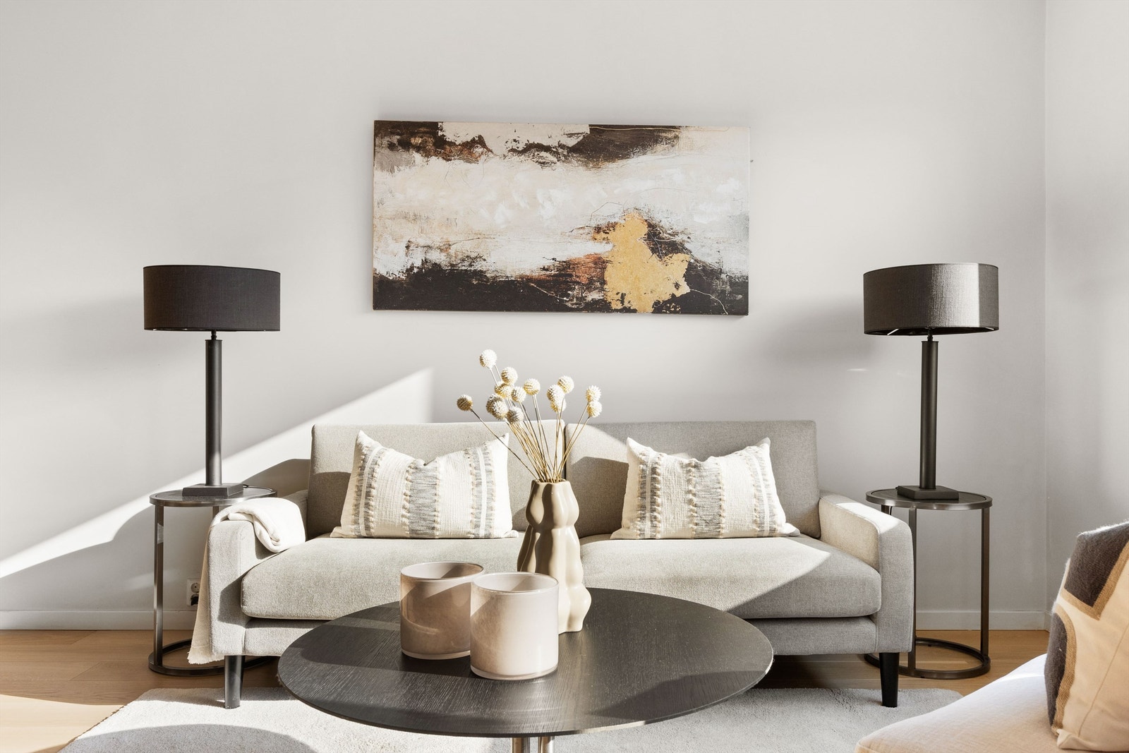 Overflatene er holdt i en lys og behagelig fargetone, og på gulvet er det lagt parkett. Galleribilde