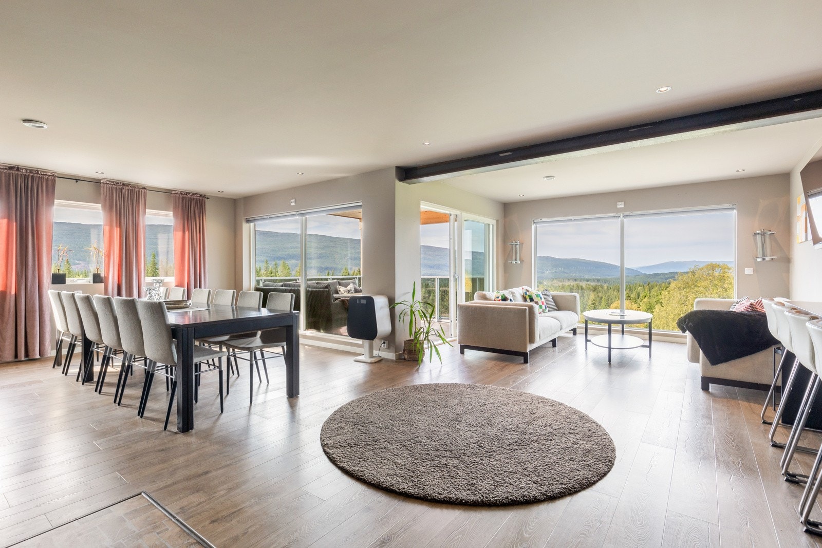 Store vindusflater fra gulv til tak, som rammer pent inn utsikten og slipper inn rikelig med naturlig lys. Galleribilde