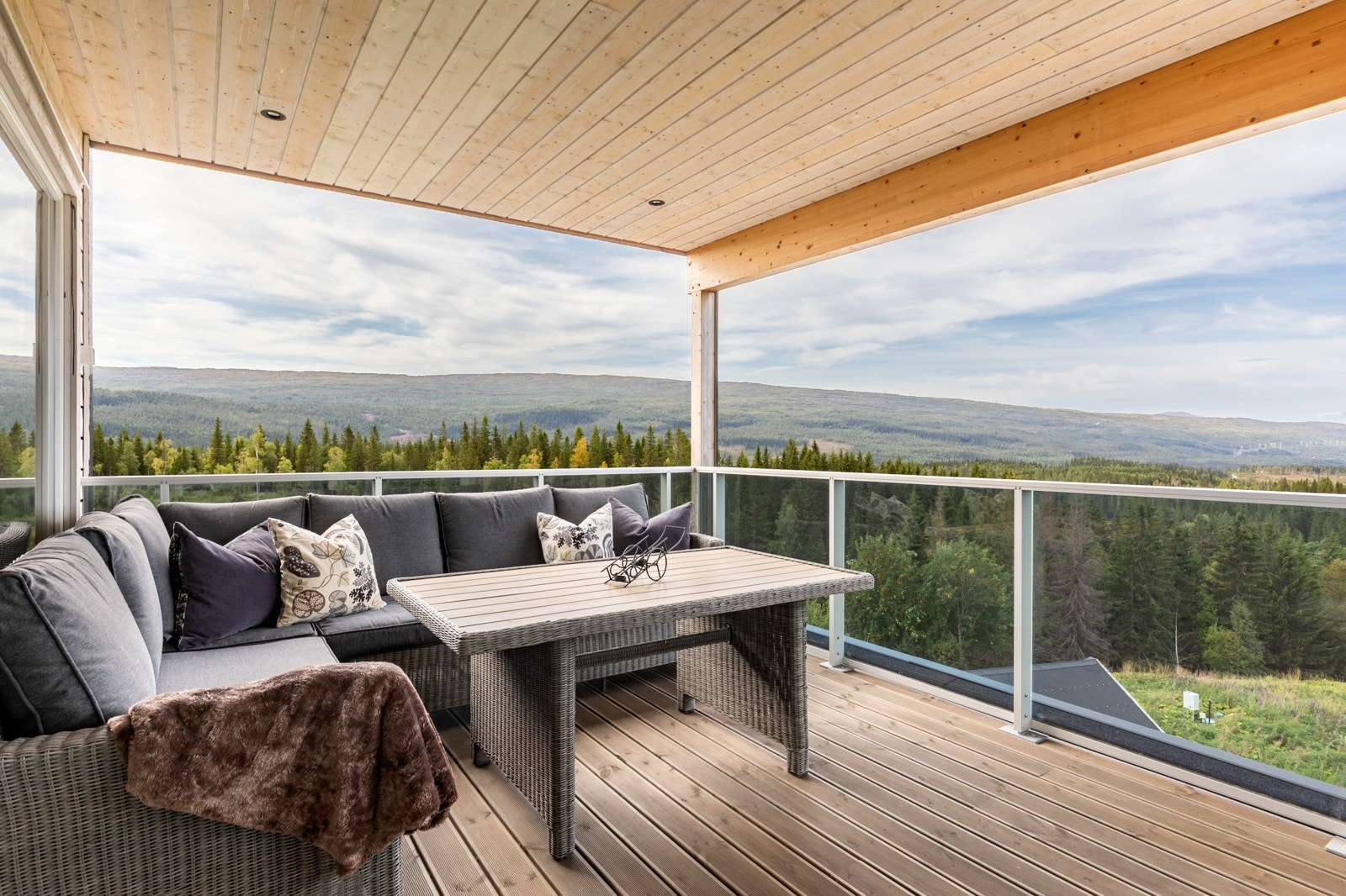 Fra stuen har du direkte utgang til en flott solrik overbygd balkong - Dette er den perfekte forlengelsen på stuen. Galleribilde