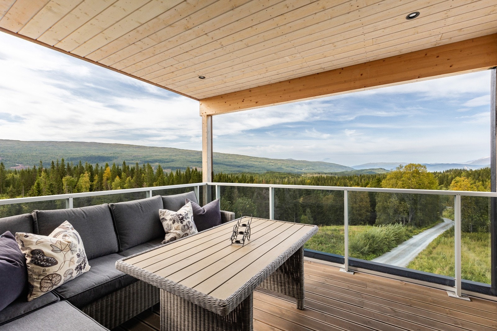 Fra terrassen har man vidstrakt panoramautsikt, og full oversikt over området. Galleribilde