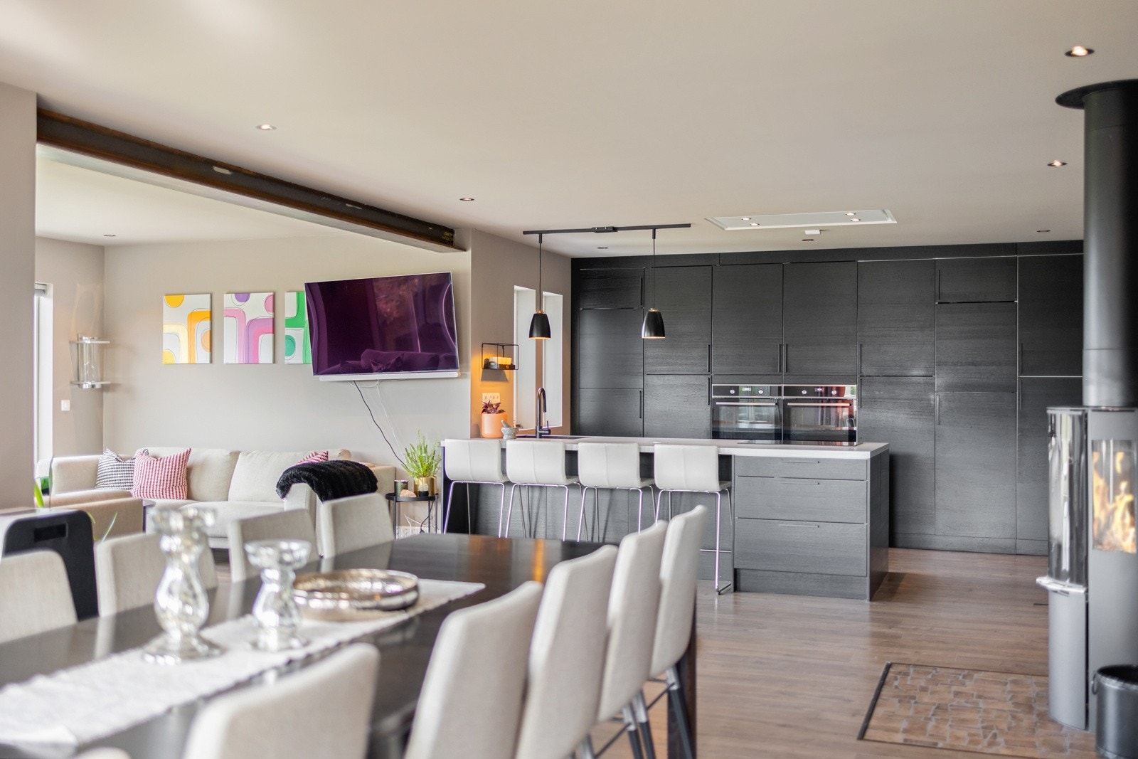 Boligen fremstår som svært lekker med moderne og tidsriktige farge- og interiørvalg - Her kan man flytte rett inn. Galleribilde