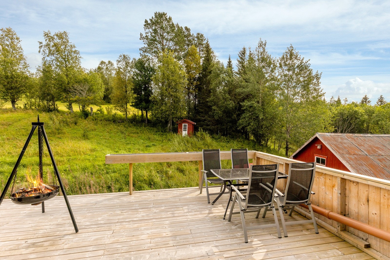 Fra hovedsoverommet har du tilgang til en flott terrasse som rommer plass til hyggelig sittegruppe. Galleribilde