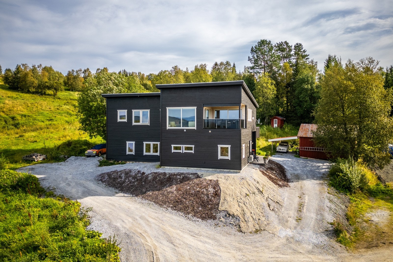 Eiendommen ligger fint til på utsiktstomt med eksepsjonelt gode solforhold. Galleribilde