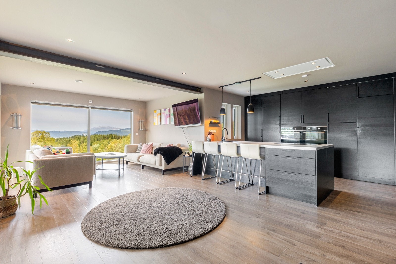 Lune fargevalg som harmonerer godt med materialbruken i boligen. Her får du et moderne hjem som krever lite vedlikehold i kommende år. Galleribilde