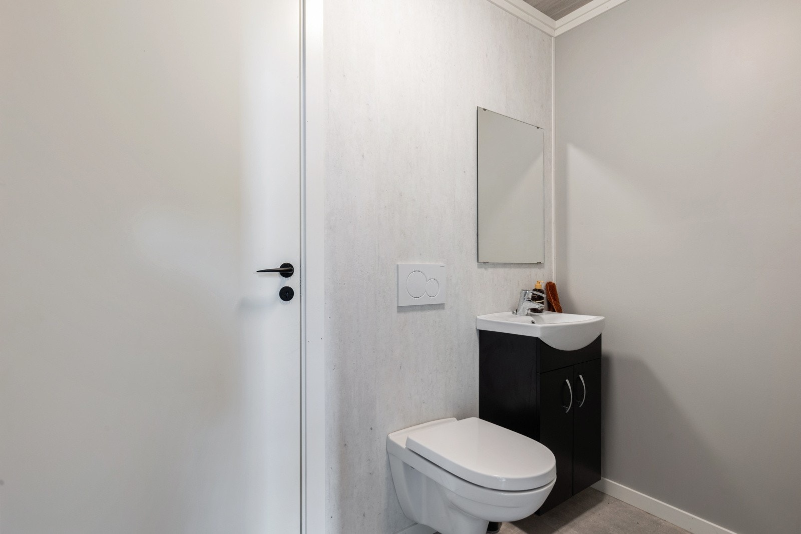 Det er laget et separat toalettrom som du har tilgang til via entreen. Perfekt som gjestetoalett, eller når du har vært i garasjen eller utendørs. Galleribilde