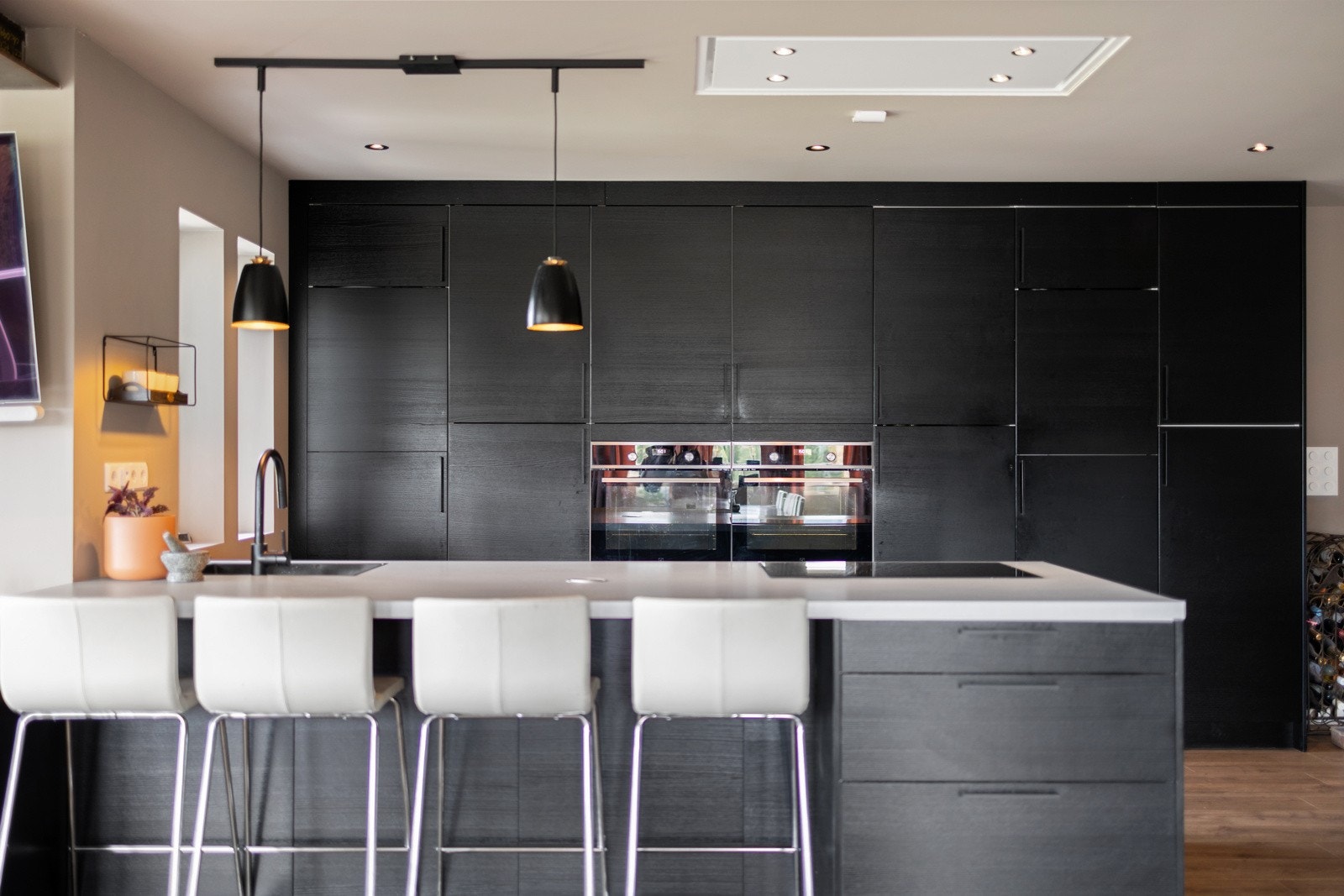 Den nye delen av boligen ble bygd i 2021 hvor det er lagt stor vekt på lukseriøse løsninger og materialbruk av god kvalitet. Galleribilde