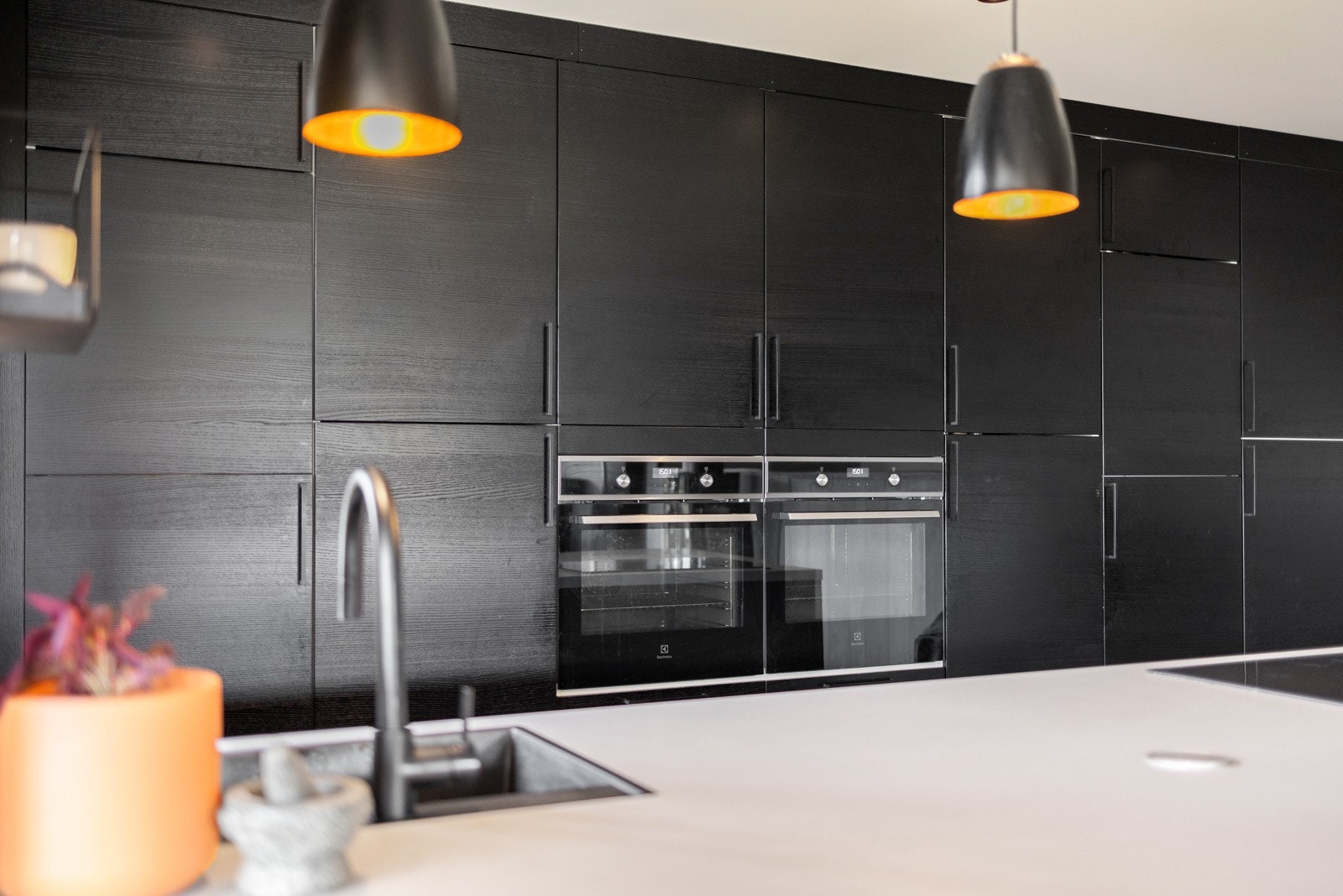 En stor kjøkkenøy som skaper en flott samlingsplass i boligen. En yndet plass i en travel hverdag. Galleribilde