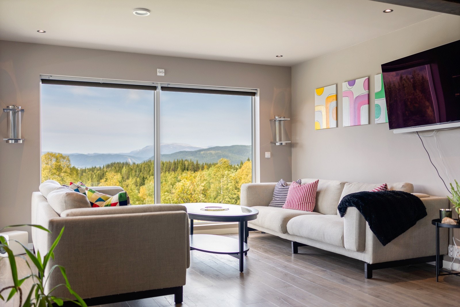 Sofahjørnet får sin naturlige plass ut mot den flotte utsikten - Her får TV-en konkurranse om oppmerksomheten! Galleribilde