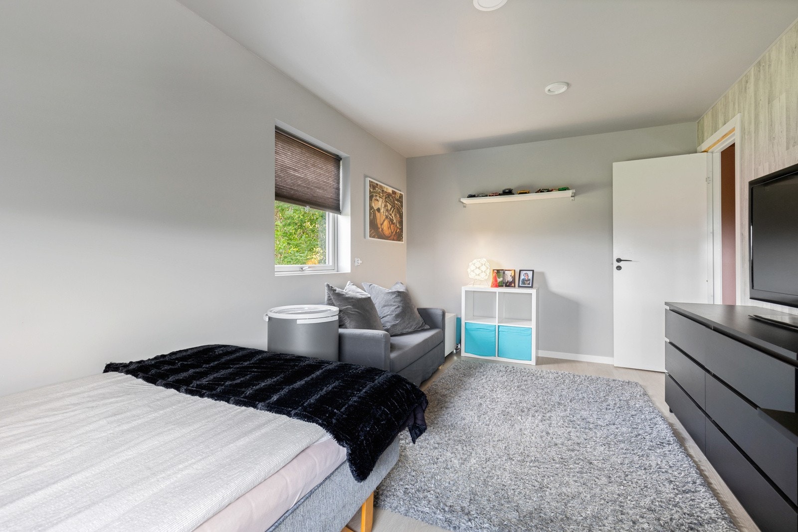 Boligen har tre soverom hvor alle er av god størrelse, malt i lune, delikate og tidsriktige farger. Galleribilde