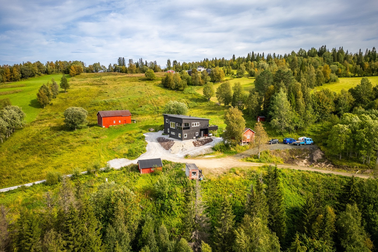 Eiendommen strekker seg over totalt 907 mål - Se vedlagt gårdskart. Galleribilde
