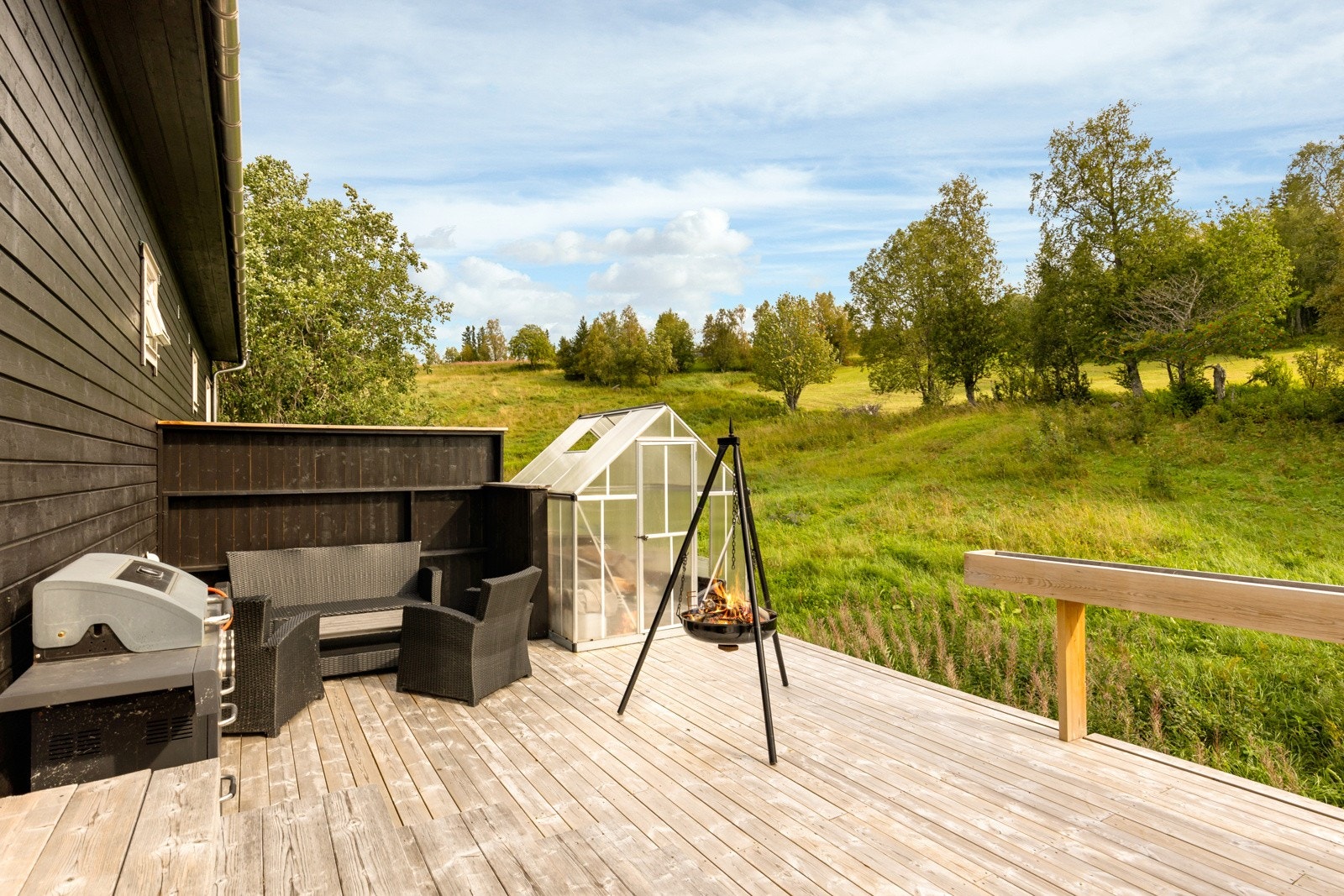 Med flere uteplasser får du som nye eier optimale solforhold gjennom hele dagen - Man flytter seg enkelt etter solen. Galleribilde