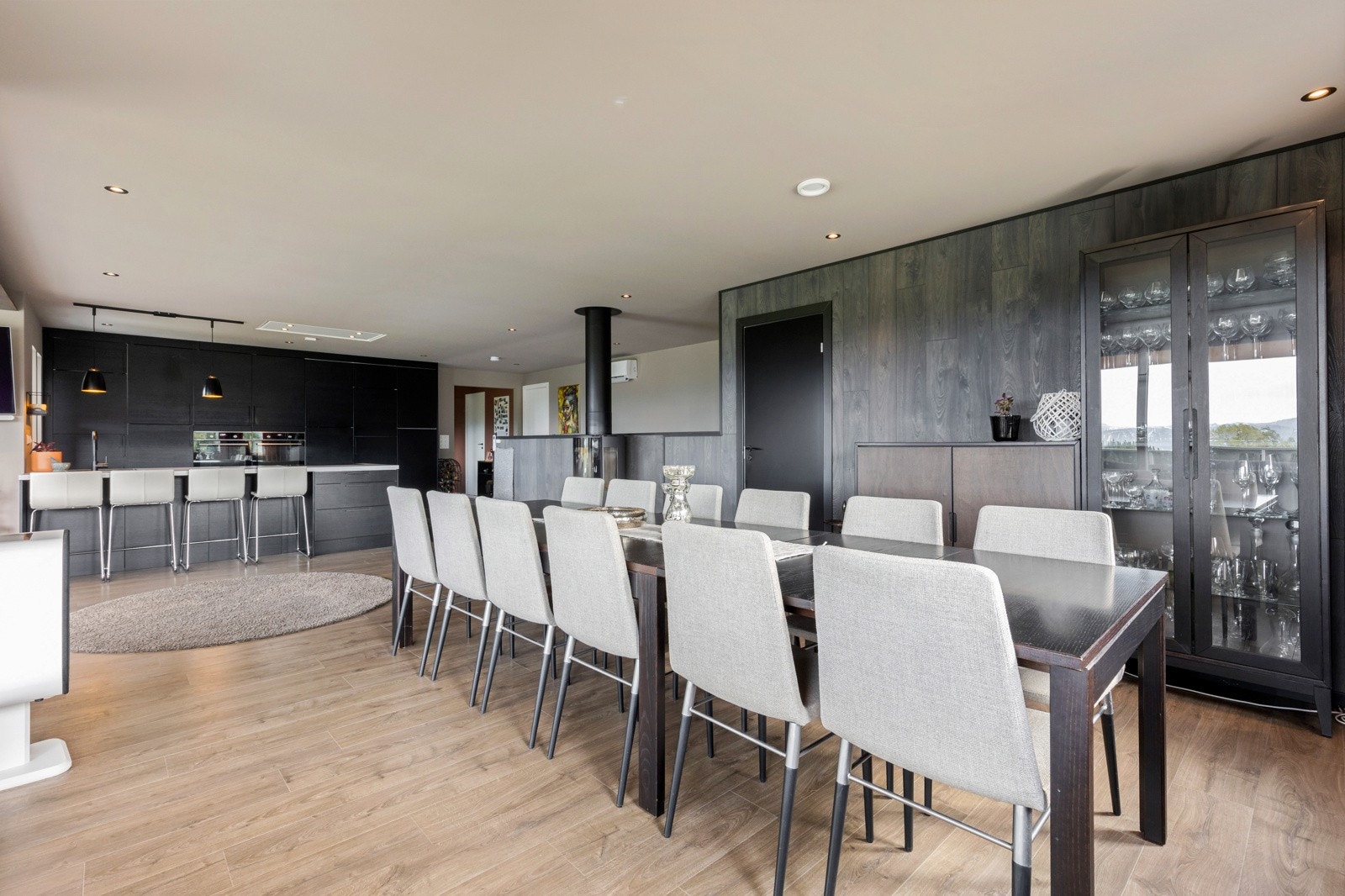 Plass til stort spisebord hvor du kan invitere over venner og familie på hyggelig selskap - Hvem vil ikke komme på middag i denne boligen? Galleribilde