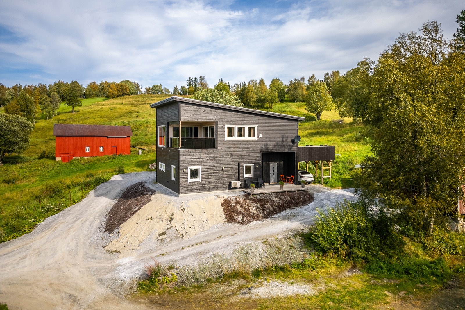 Gode parkeringsmuligheter på tomten, i garasje og i flere carporter. Galleribilde