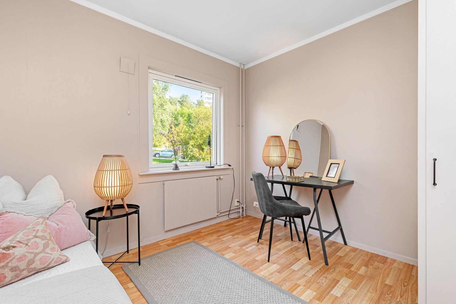 Soverom II er også av god størrelse med plass til dobbeltseng og garderobeløsning. Galleribilde