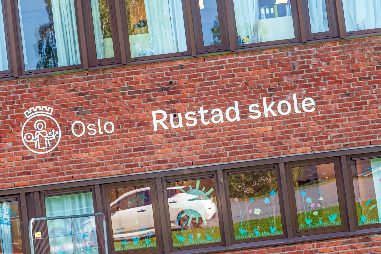 Eiendommen sogner til Rustad skole som ligger i umiddelbar nærhet. Galleribilde