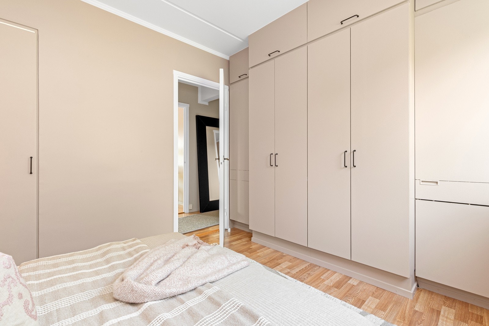 Det er god plass til dobbeltseng, nattbord og rikelig med oppbevaringsplass i medfølgende garderobeløsning. Galleribilde