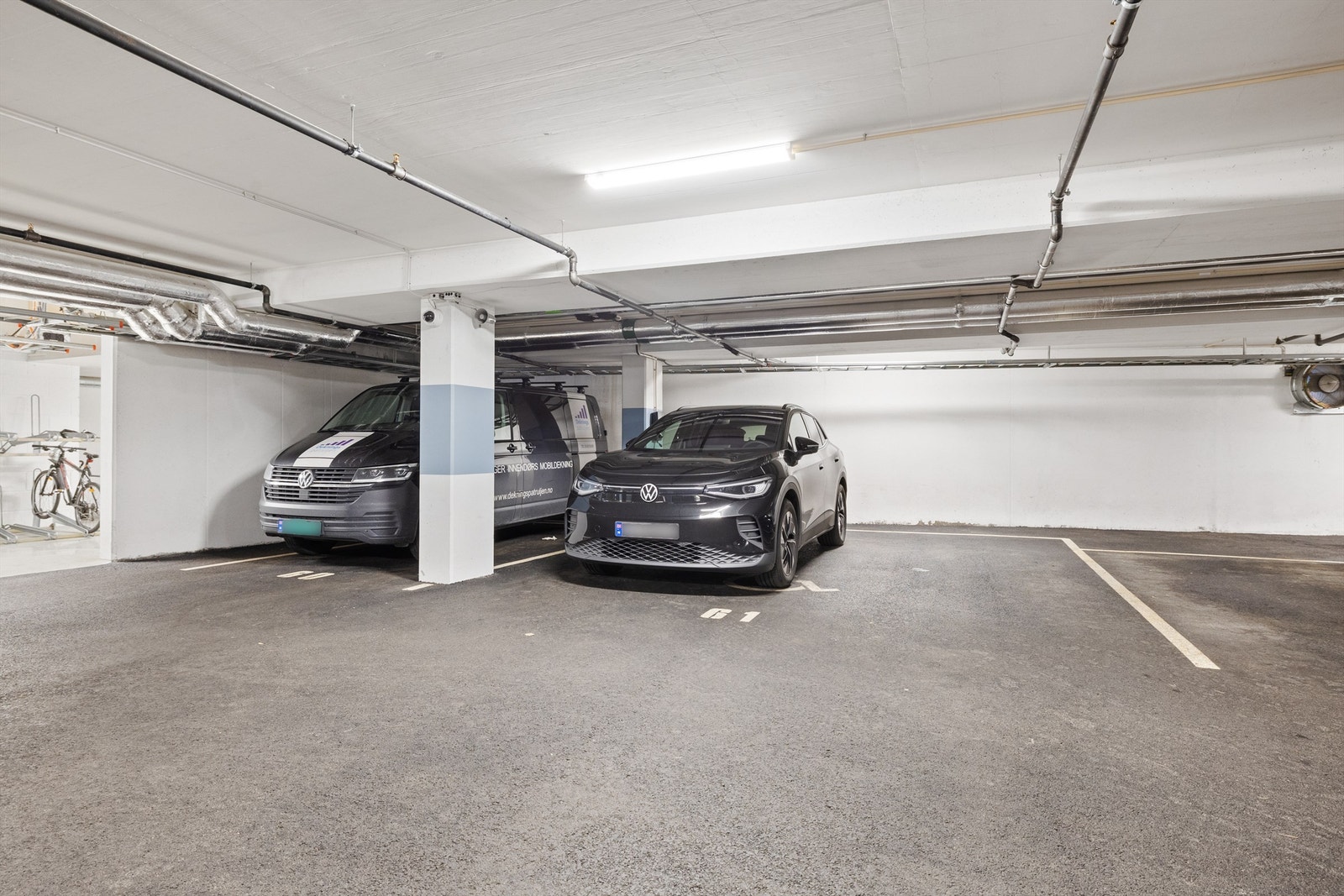 Heis ned til tilhørende garasjeplass med lader for el-bil. Galleribilde