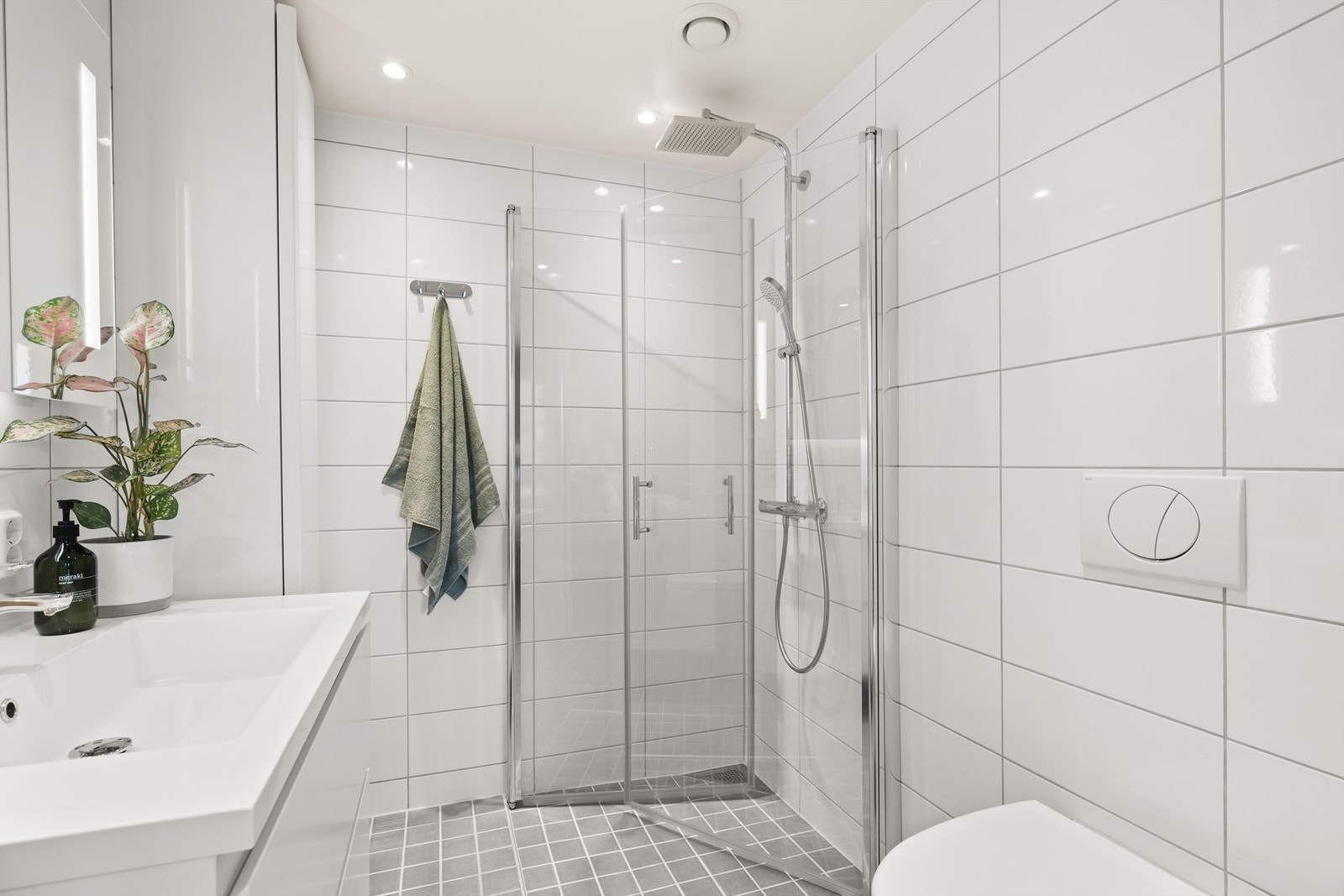 Badet er videre utstyrt med vegghengt toalett, dusjhjørne med glassdører, samt servant med underskap som sørger for godt med lagringsplass. Galleribilde