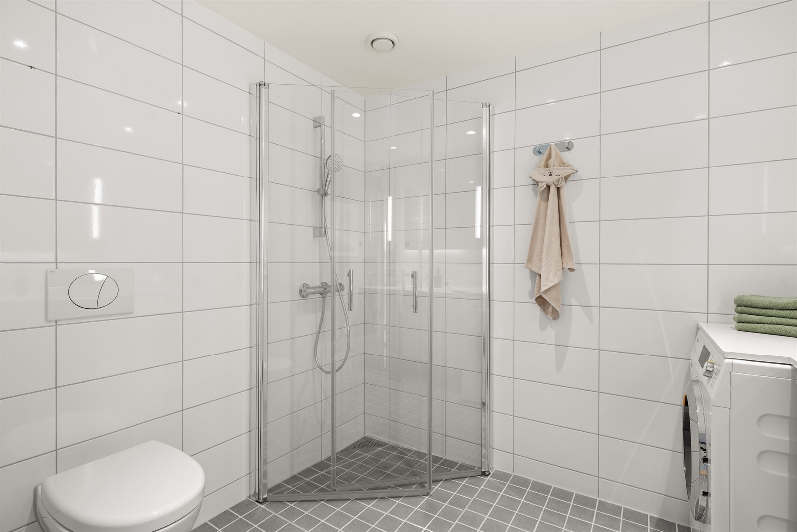 På hovedbadet er det også opplegg til vaskemaskin og tørketrommel. Galleribilde