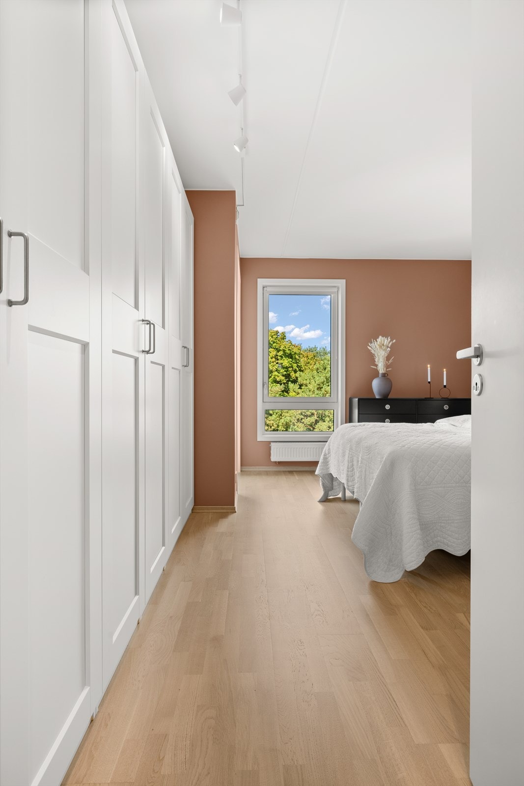 Leiligheten har tre soverom. Hovedsoverommet har tilknytning til eget bad, og er meget romslig med god plass til dobbeltseng med tilhørende nattbord. Galleribilde