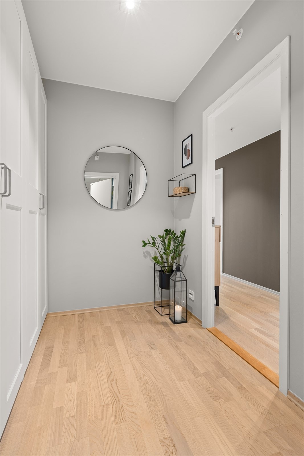 Lys og hyggelig entré med plass for oppbevaring av yttertøy og sko. Galleribilde
