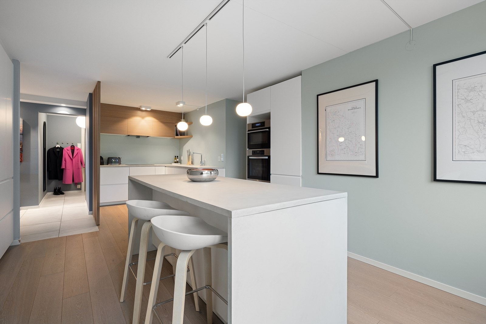 Stor kjøkkenøy med fine spiseplasser Galleribilde