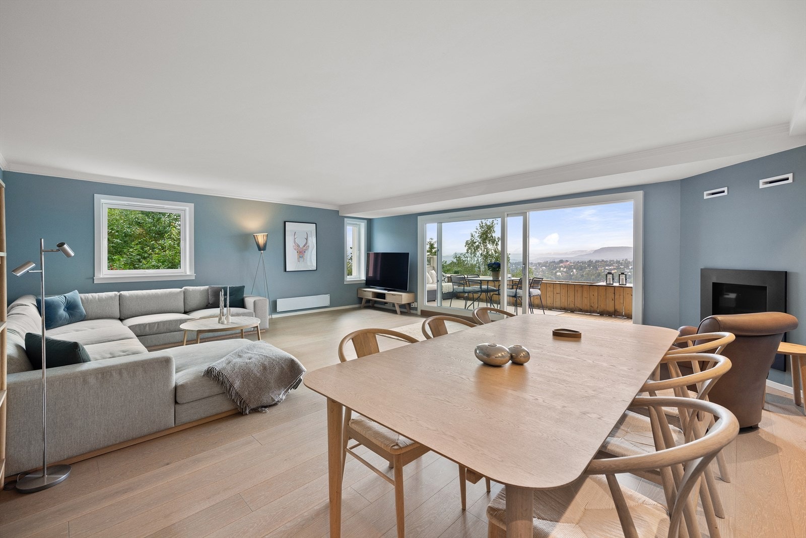 Leiligheten har store stuevinduer som gir fantastisk utsikt Galleribilde