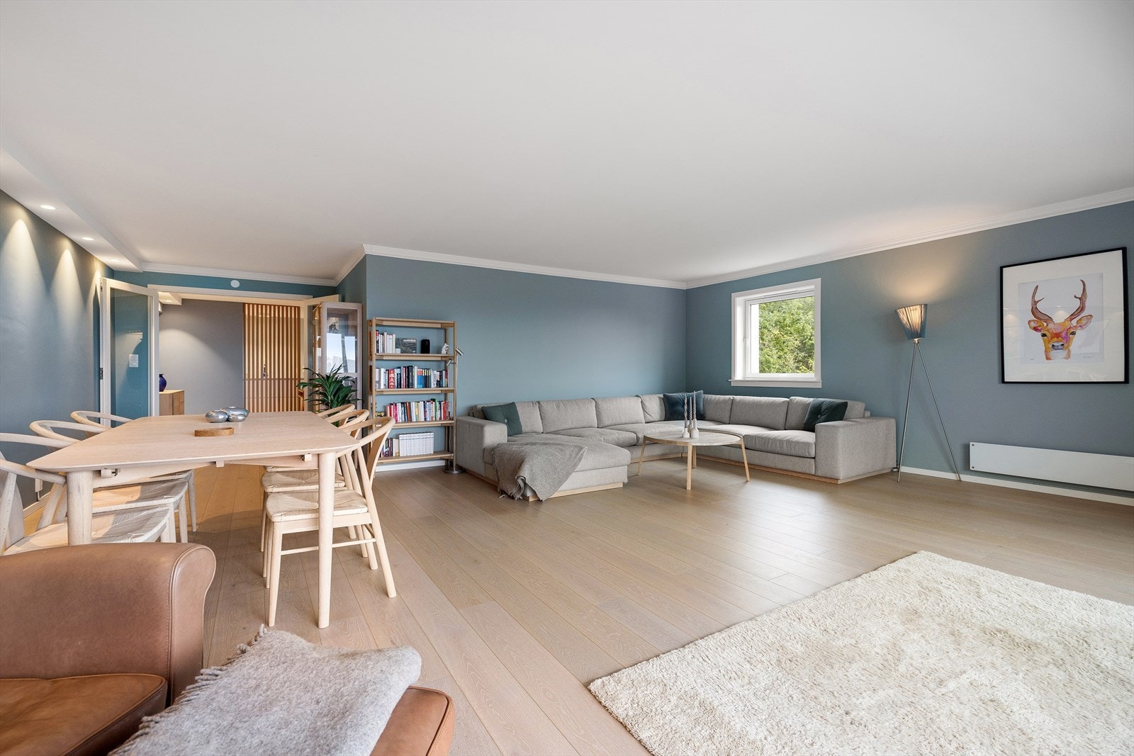 Stuen er stor og har god plass til sofakrok, spiseplass, m.m. Galleribilde