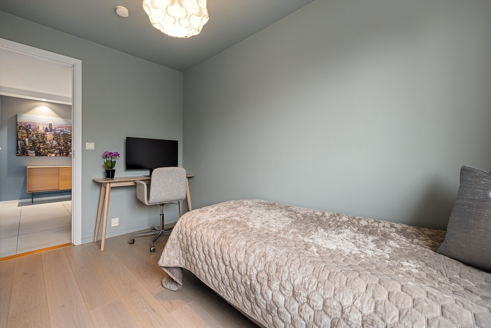 Godt soverom med god plass til seng, nattbord og garderobe Galleribilde