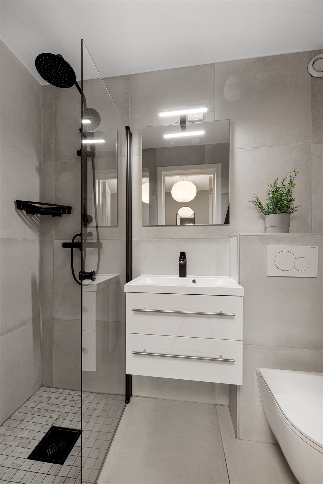 Baderom med adkomst fra entré Galleribilde