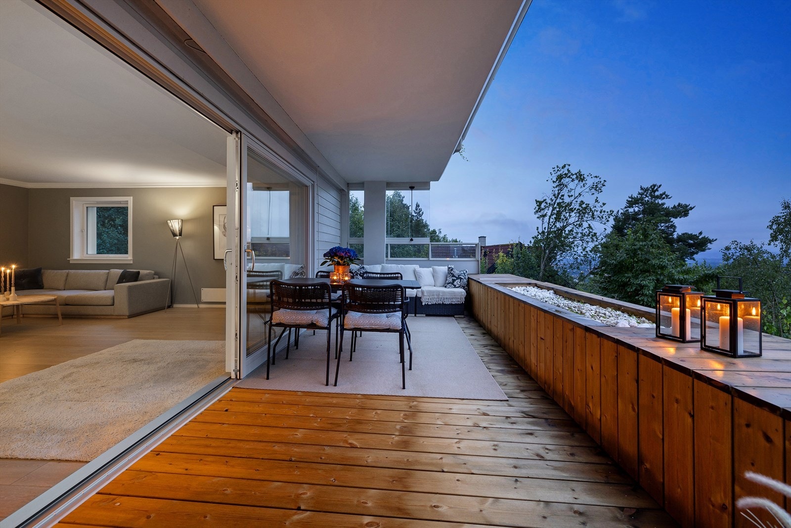 Stor vestvendt terrasse på 15 kvm. Galleribilde