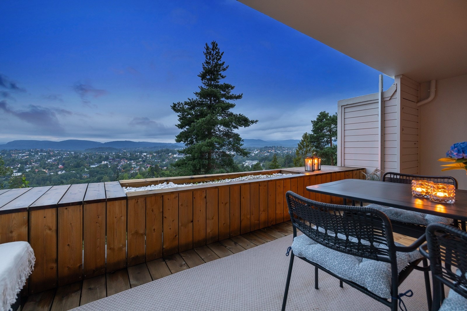 På terrassen har du god plass til sittegrupper og spiseplass Galleribilde