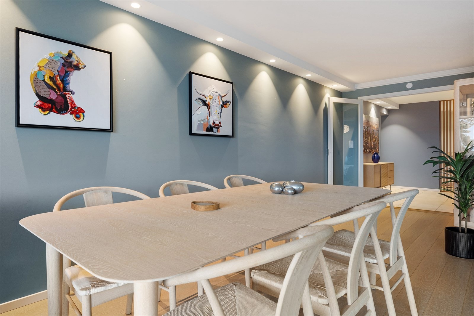 Det er rom for en stor spiseplass i stuen Galleribilde