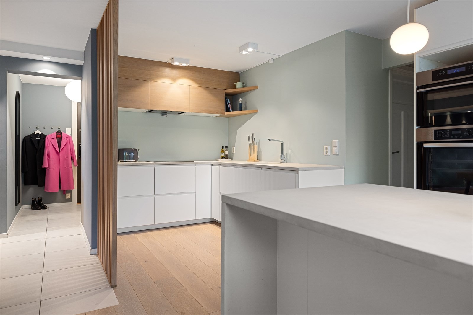 Pent IKEA kjøkken med benkeplate av støpt betong Galleribilde