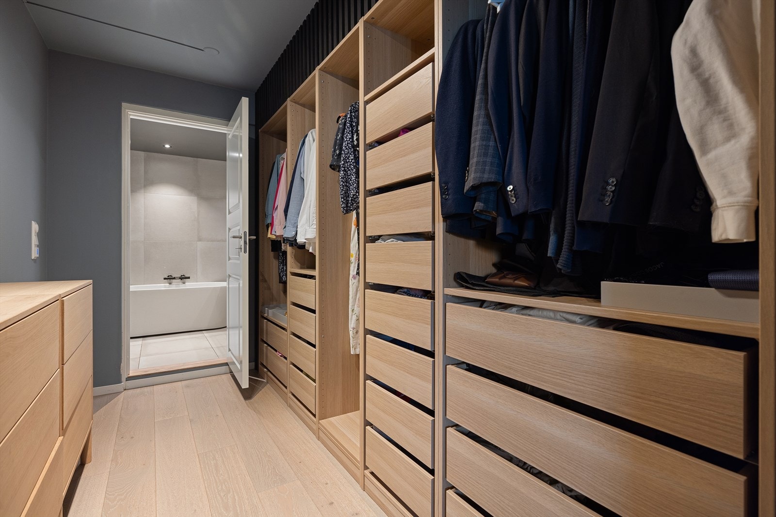 Direkte tilknytning til walk-in closet fra soverom Galleribilde