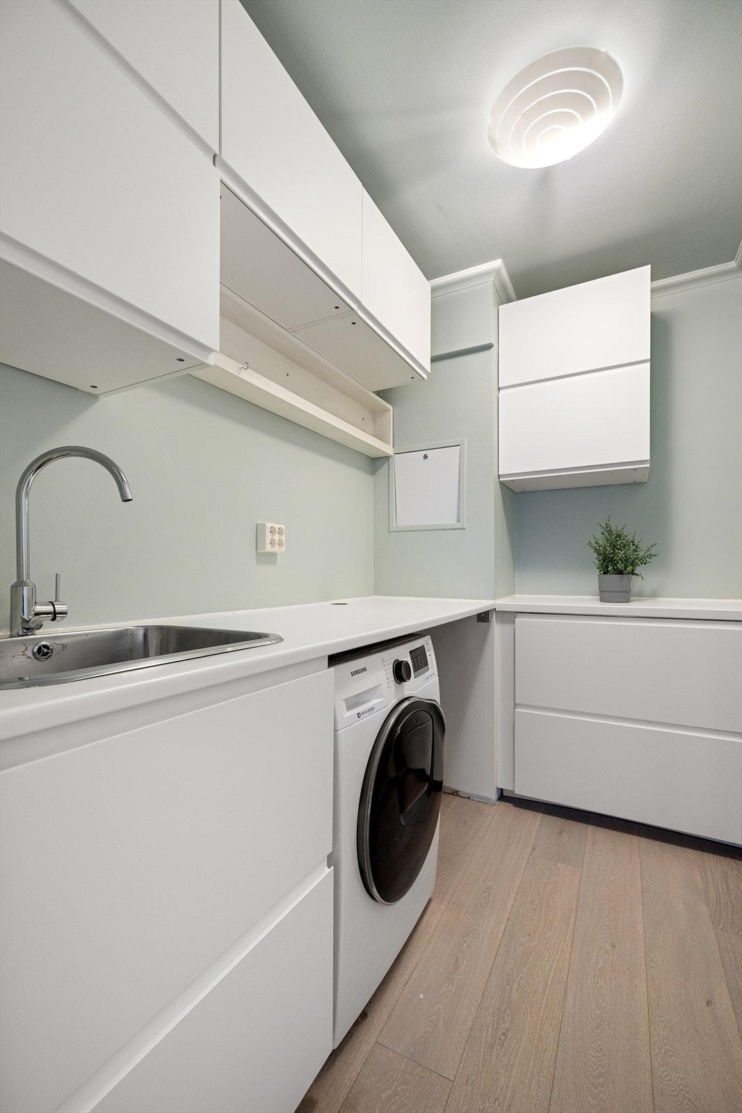 Vaskerom i eget rom bak kjøkken Galleribilde