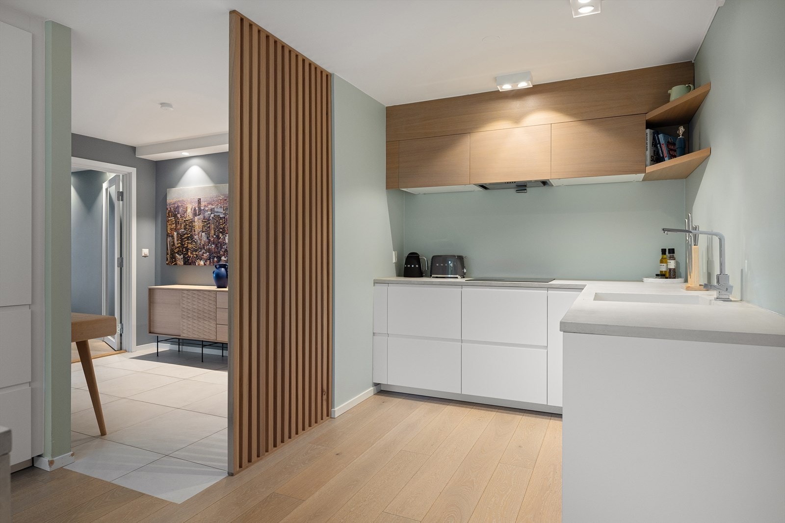 Fine eikespiler skaper et naturlig skille mellom gang og kjøkken Galleribilde