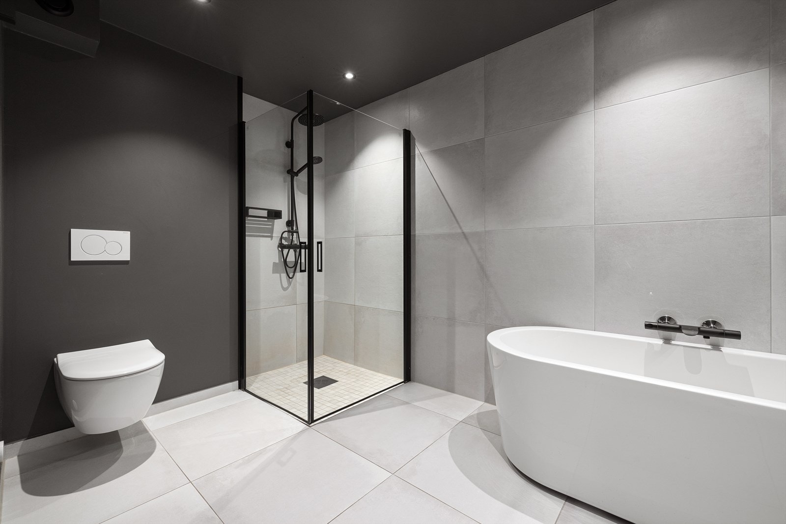 Pent flislagt baderom fra 2019 tilknyttet hovedsoverommet Galleribilde