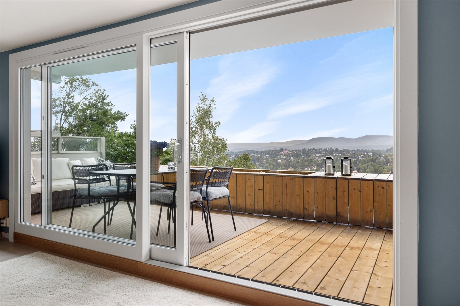 Store skyvedører mellom stue og terrasse Galleribilde