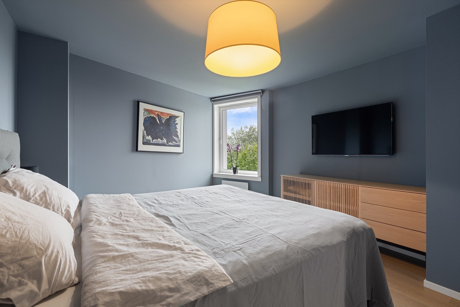 Grønt og frodig utsyn gjennom soveromsvinduet Galleribilde