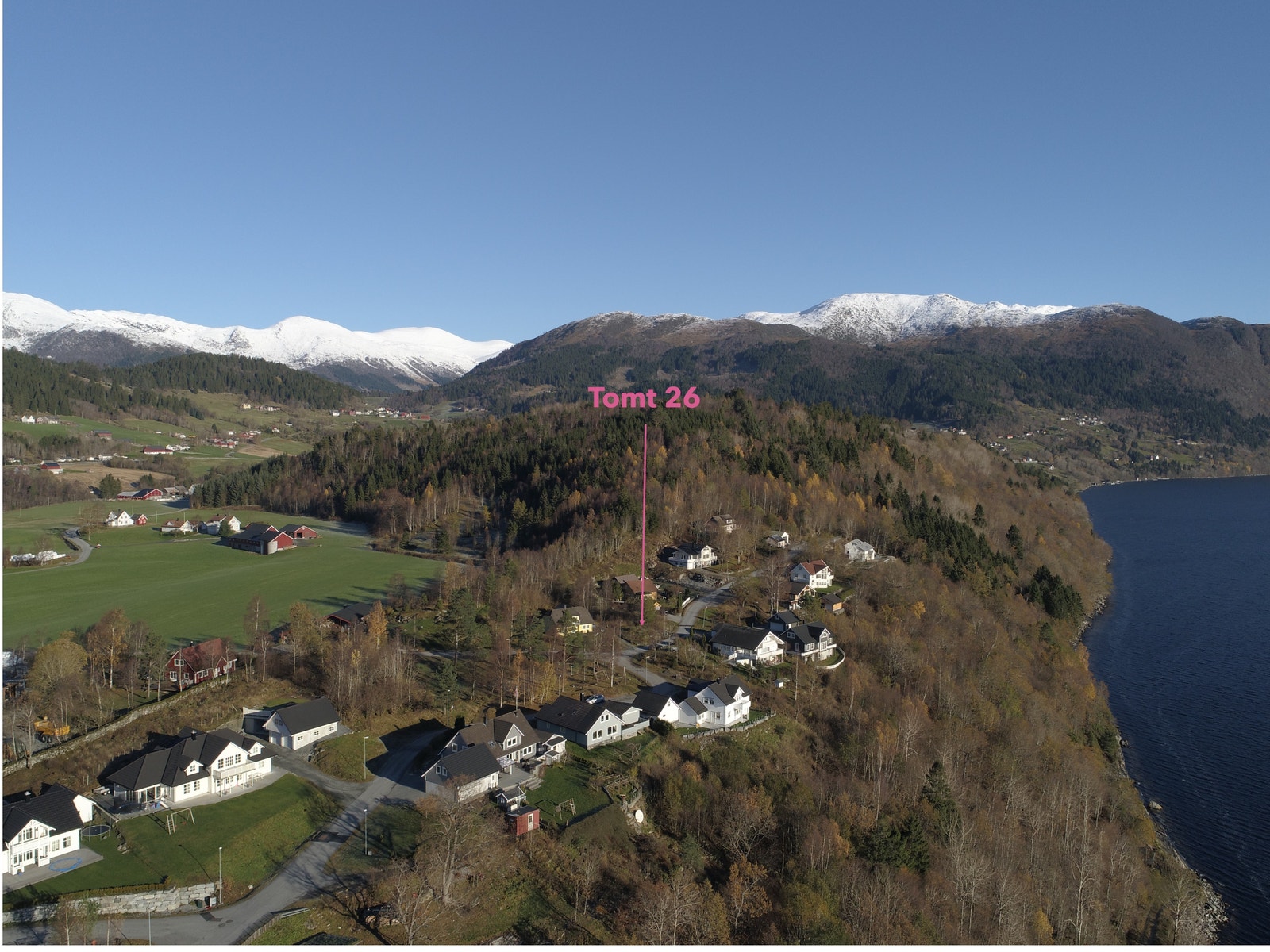 Leikeplass eit steinkast frå tomta Galleribilde