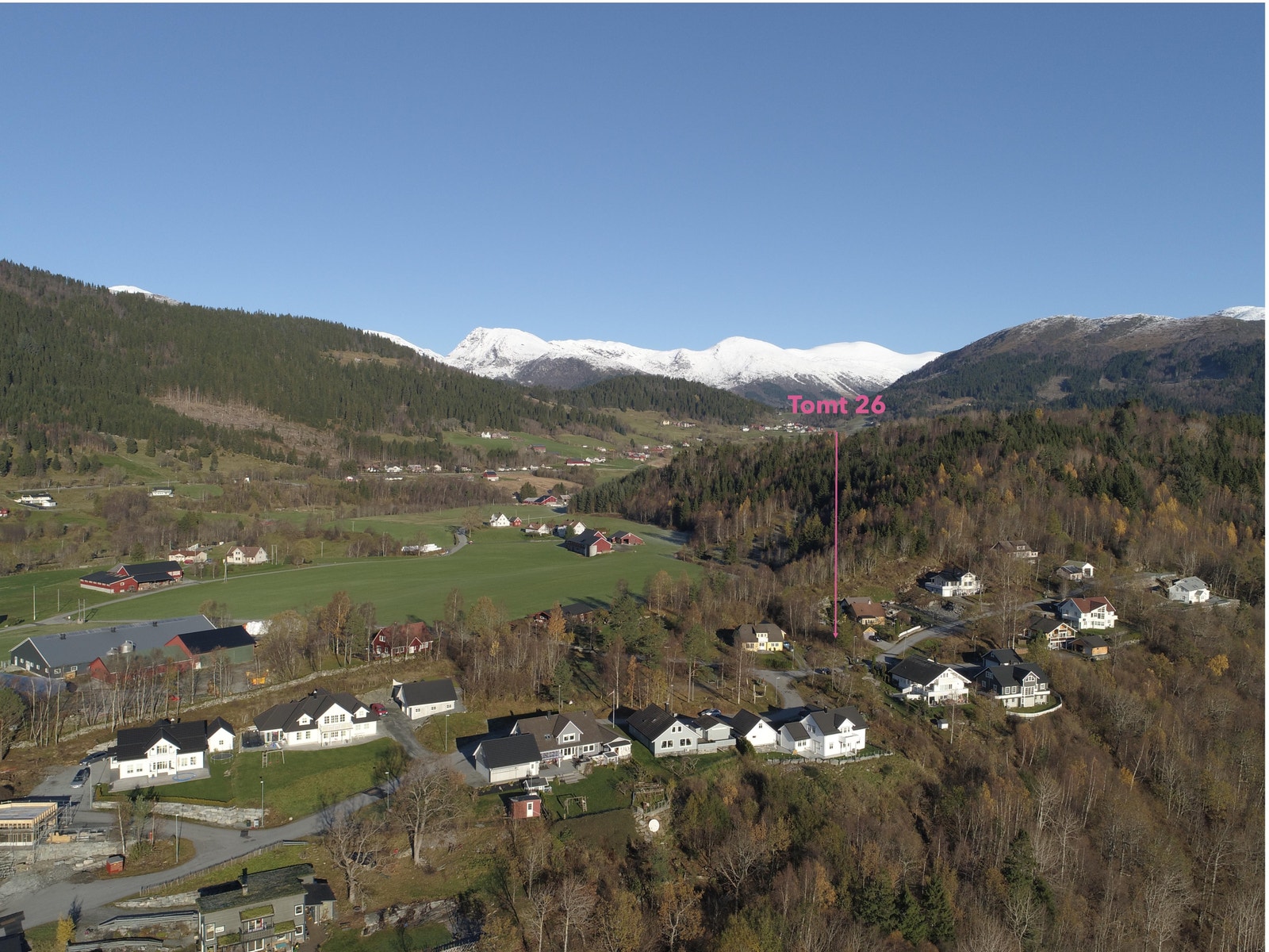 Flott og solrik tomt med sjøutsikt. Ta kontakt, vi teiknar gratis skisser innanfor visse rammer og gjev dykk tilbud. Galleribilde