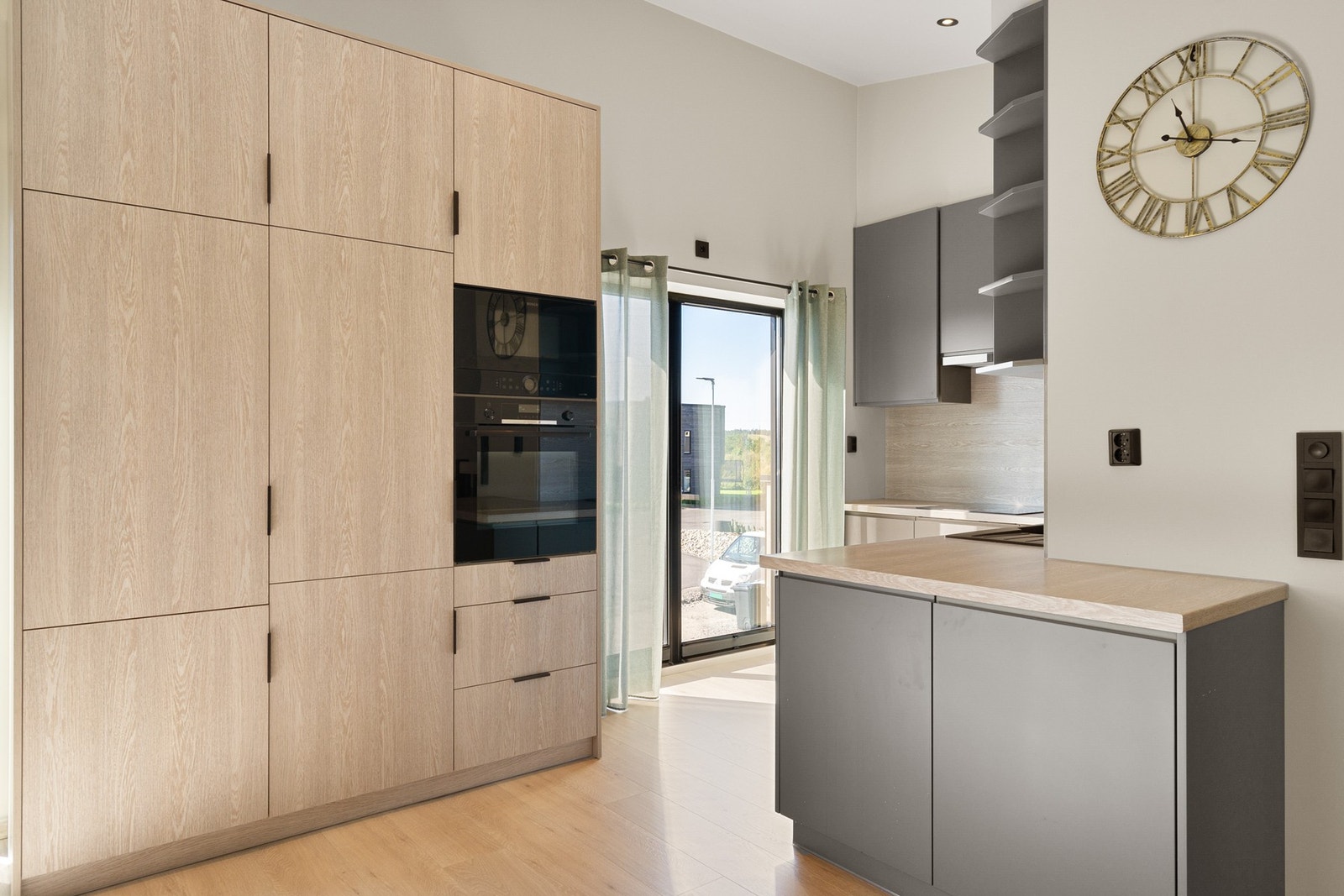 Kjøkkenet har godt med skapplass Galleribilde