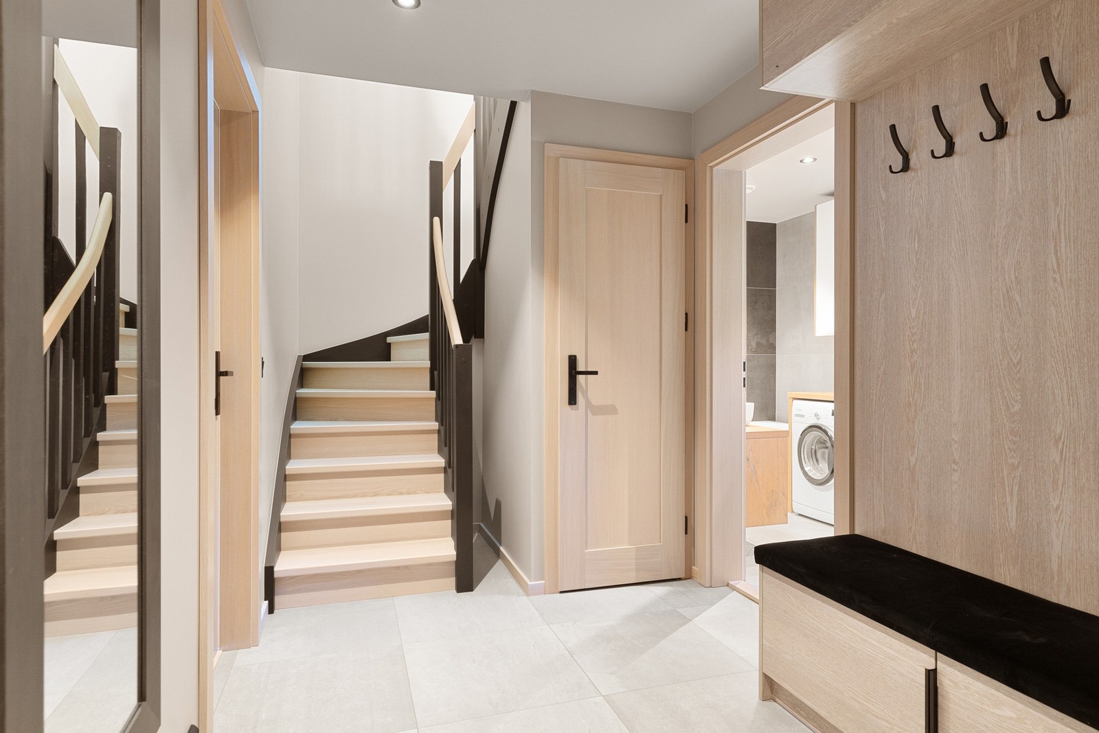 Gjennomført i hvittet eik-utførelse Galleribilde