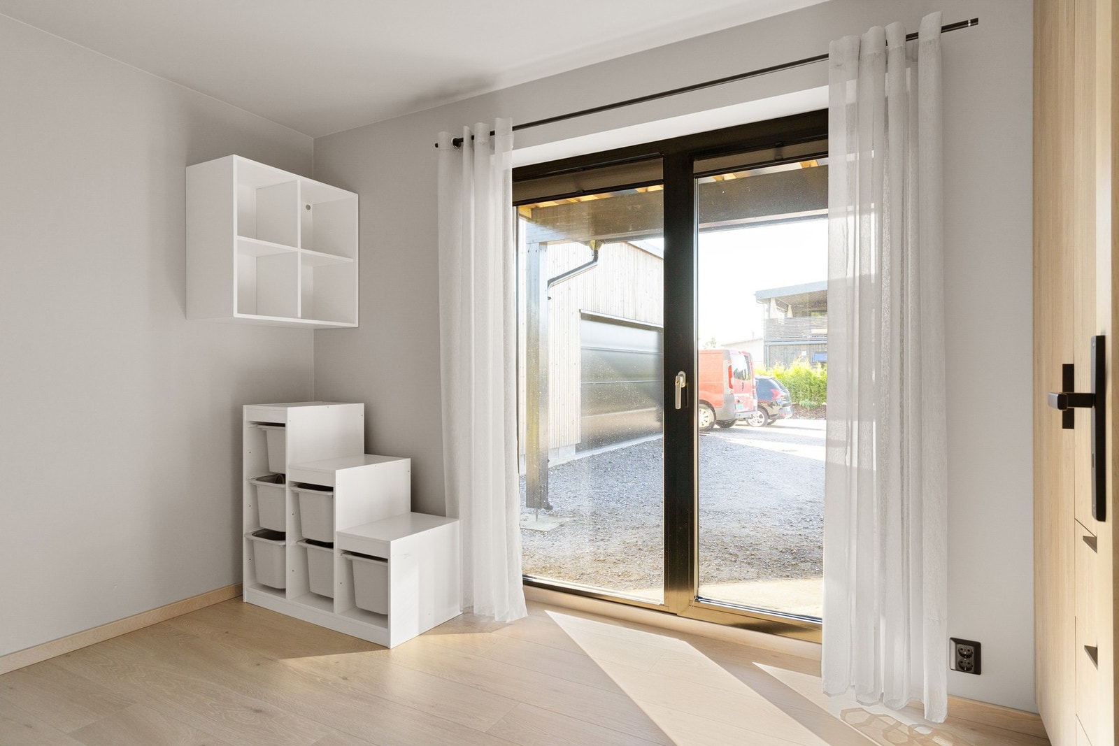 To av tre soverom har direkte utgang til terrenget utenfor Galleribilde